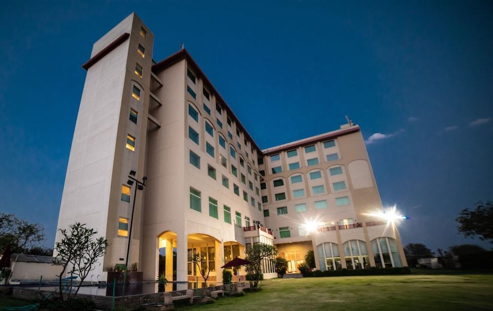Hotel Ramada By Wyndham Jaipur Jaisinghpura Exterior foto